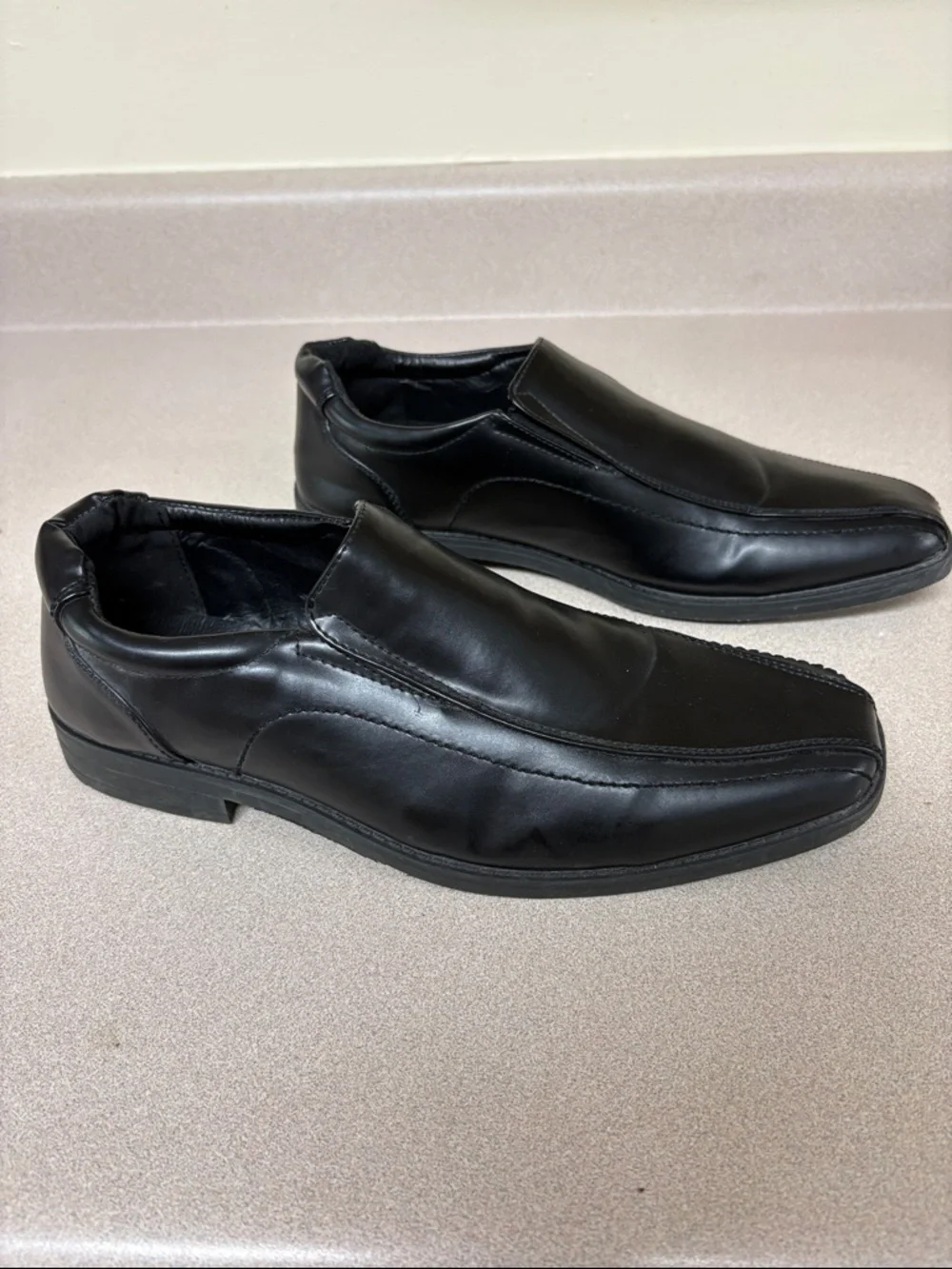Robert Stonewood Men’s Black Slip-On Dress Shoes size 8?
